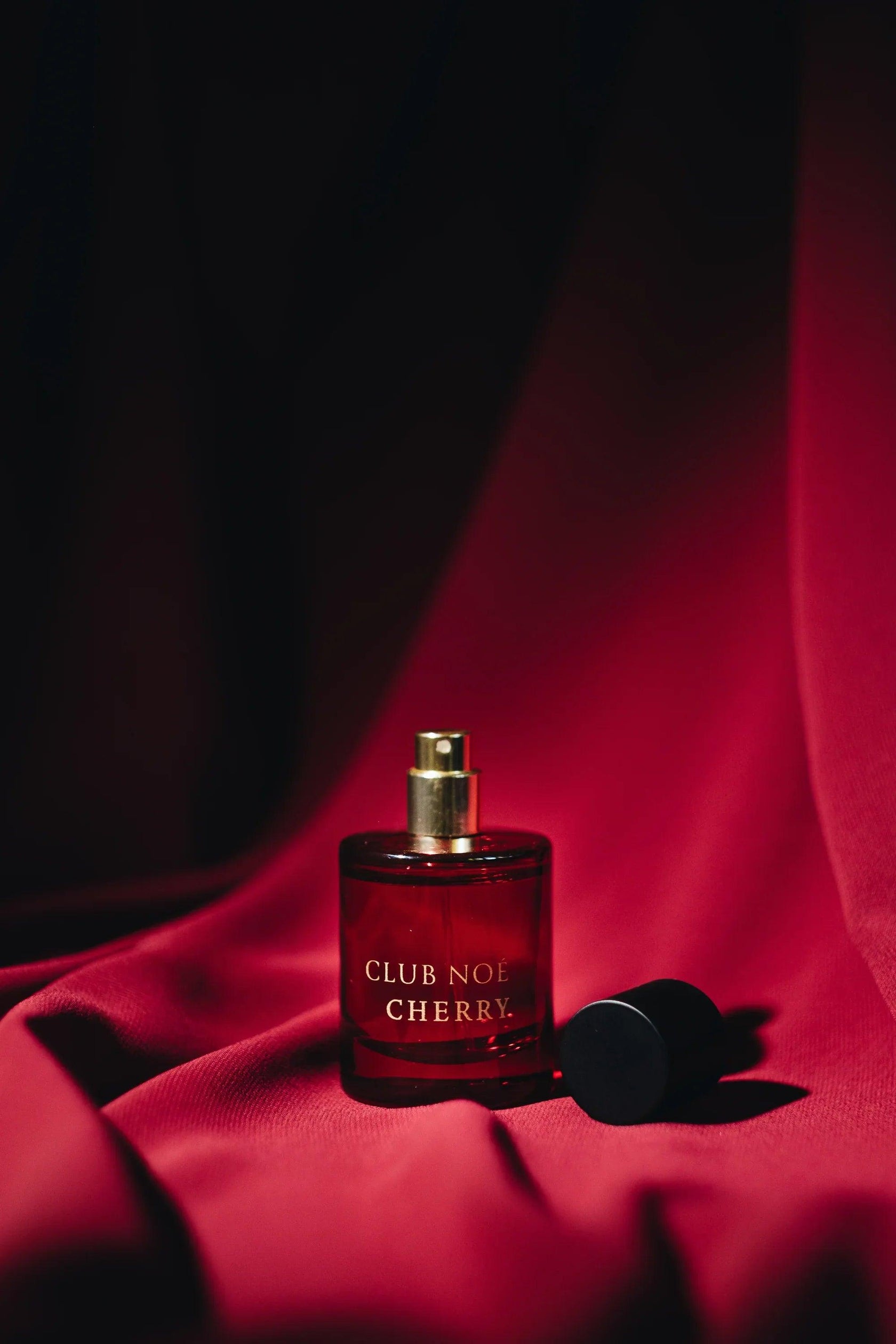 Cherr Soul Set bestehend aus Parfum und Duftkerze mit frischem Kirschduft in dunkerotem Glas, von Club Noe