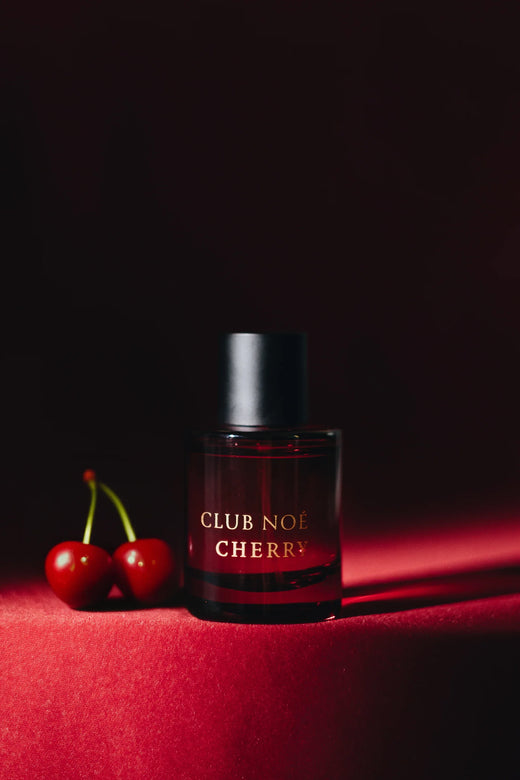 Cherry Eau de Perfum mit dem reichhaltigen Duft von Kirschen im kirschroten Glas, von Club Noe