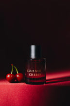 Cherry Eau de Perfum mit dem reichhaltigen Duft von Kirschen im kirschroten Glas, von Club Noe