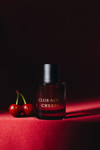 Cherry Eau de Perfum mit dem reichhaltigen Duft von Kirschen im kirschroten Glas, von Club Noe