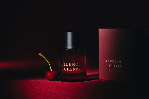 Cherry Eau de Perfum mit dem reichhaltigen Duft von Kirschen im kirschroten Glas, von Club Noe