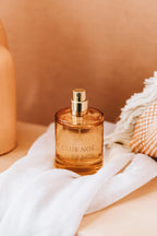 Peach Eau de Parfum mit raffiniertem Duft von roten Beeren in pfirichfarbenem Glas, von Club Noe