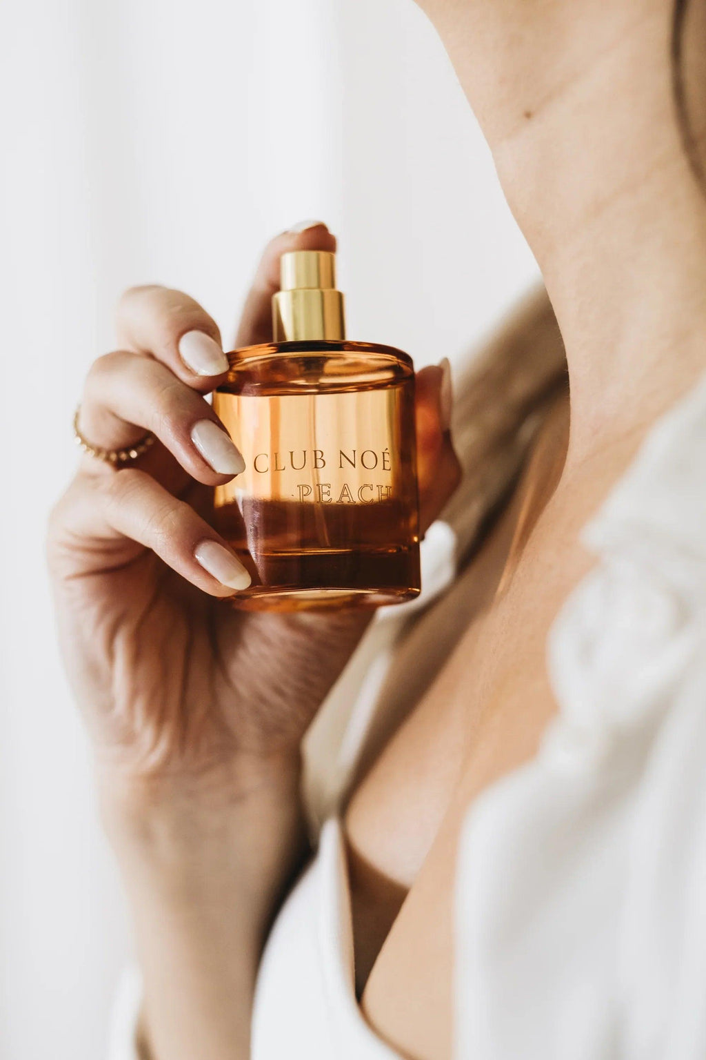 Peach Eau de Parfum mit raffiniertem Duft von roten Beeren in pfirichfarbenem Glas, von Club Noe