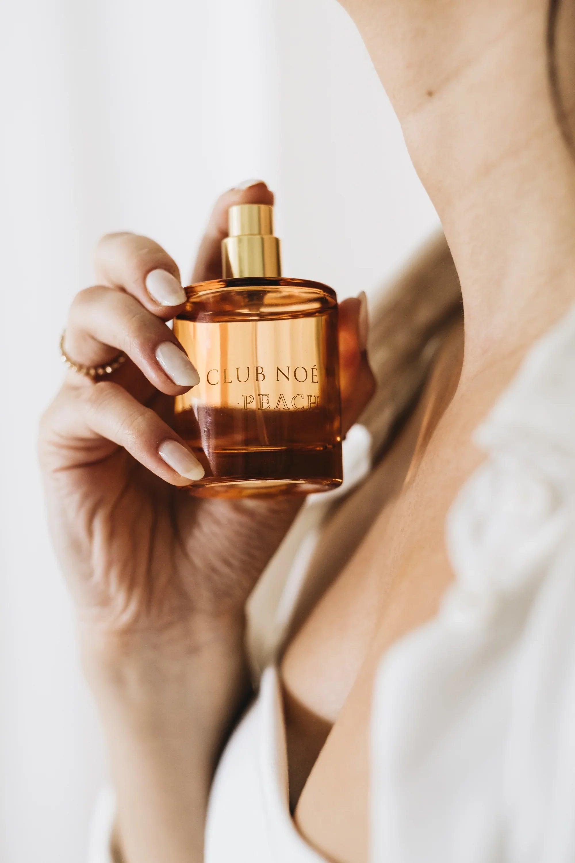 Peach Eau de Parfum mit raffiniertem Duft von roten Beeren in pfirichfarbenem Glas, von Club Noe