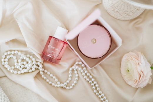 0.3 Soul Set bestehend aus 0.3 Duftkerze und 0.3 Eau de Parfum im rosa Glas, von Club Noe