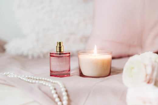 0.3 Soul Set bestehend aus 0.3 Duftkerze und 0.3 Eau de Parfum im rosa Glas, von Club Noe