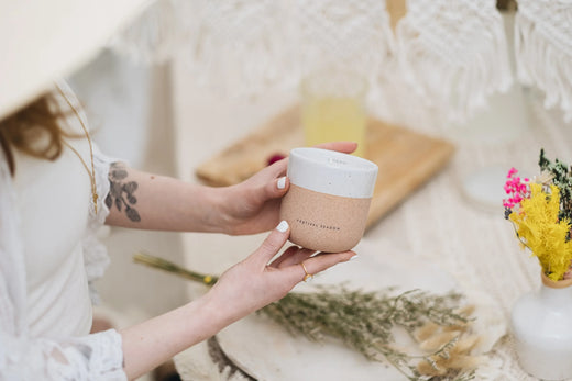 Festival Season Duftkerze mit fruchtiger Duftkerze in Keramikglas, von AVA & MAY