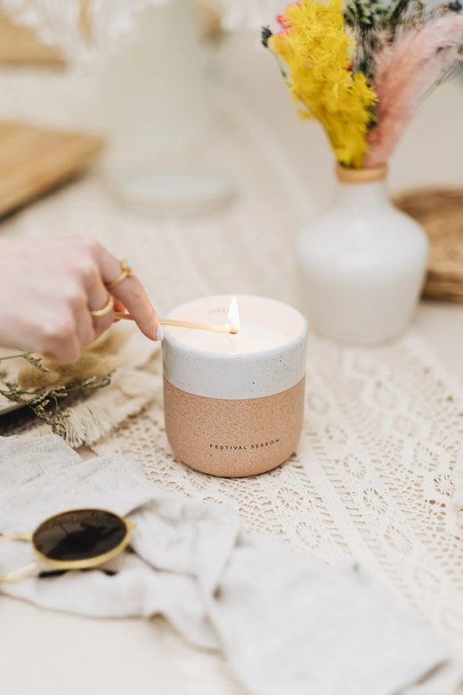 Festival Season Duftkerze mit fruchtiger Duftkerze in Keramikglas, von AVA & MAY