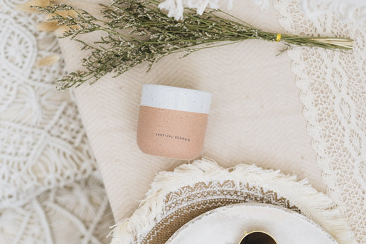 Festival Season Duftkerze mit fruchtiger Duftkerze in Keramikglas, von AVA & MAY