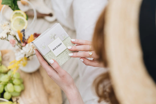 Garden Picnic Duftkerze mit floraler Duftnote in Keramikglas, von AVA & MAY