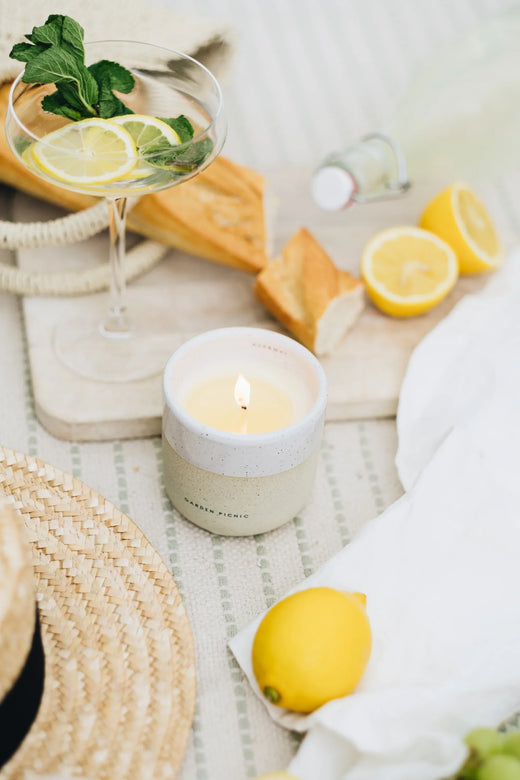 Garden Picnic Duftkerze mit floraler Duftnote in Keramikglas, von AVA & MAY