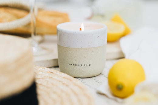 Garden Picnic Duftkerze mit floraler Duftnote in Keramikglas, von AVA & MAY