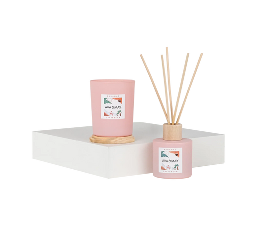 Bahamas Home Fragrance Set bestehend aus Duftkerze und Duftstäbchen in rosa Glas, von AVA & MAY