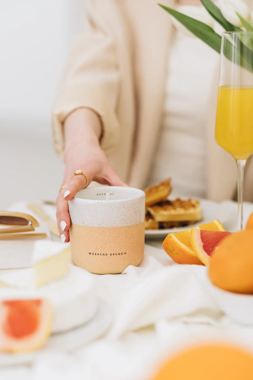 Weekend Brunch Duftkerze mit saftigen Mandarinen-Duft in einem Keramikglas, von AVA & MAY