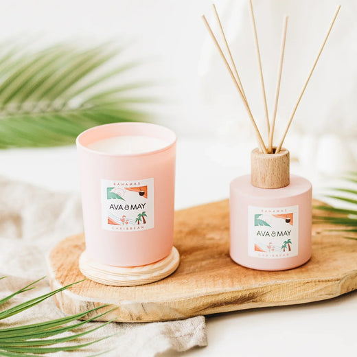 Bahamas Home Fragrance Set bestehend aus Duftkerze und Duftstäbchen in rosa Glas, von AVA & MAY