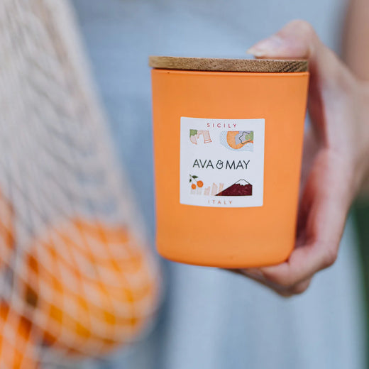 Sizilien Duftkerze mit fruchtig-samtigen Duft in orangenem Glas, von AVA & MAY