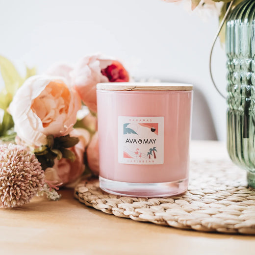 Bahamas große Duftkerze mit exotischer Duftnote in rosa Glas, von AVA & MAY