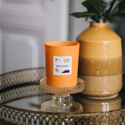 Sizilien Duftkerze mit fruchtig-samtigen Duft in orangenem Glas, von AVA & MAY