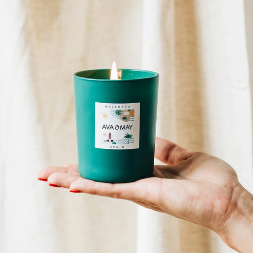 Mallorca Duftkerze mit sommerlicher Duftnote in grünem Glas, von AVA & MAY
