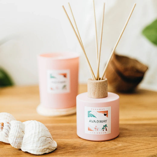 Bahamas Home Fragrance Set bestehend aus Duftkerze und Duftstäbchen in rosa Glas, von AVA & MAY