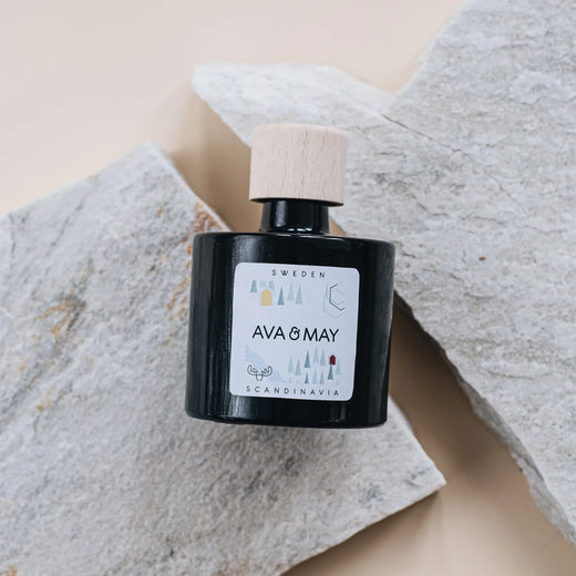 Schweden Duftstäbchen mit einer Duftnote von Moschus in dunklem Glas, von AVA & MAY