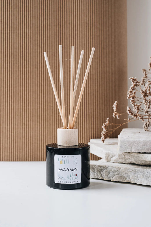 Schweden Duftstäbchen mit einer Duftnote von Moschus in dunklem Glas, von AVA & MAY