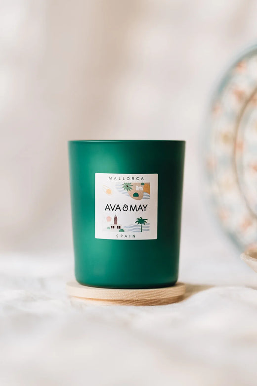 Mallorca Duftkerze mit sommerlicher Duftnote in grünem Glas, von AVA & MAY
