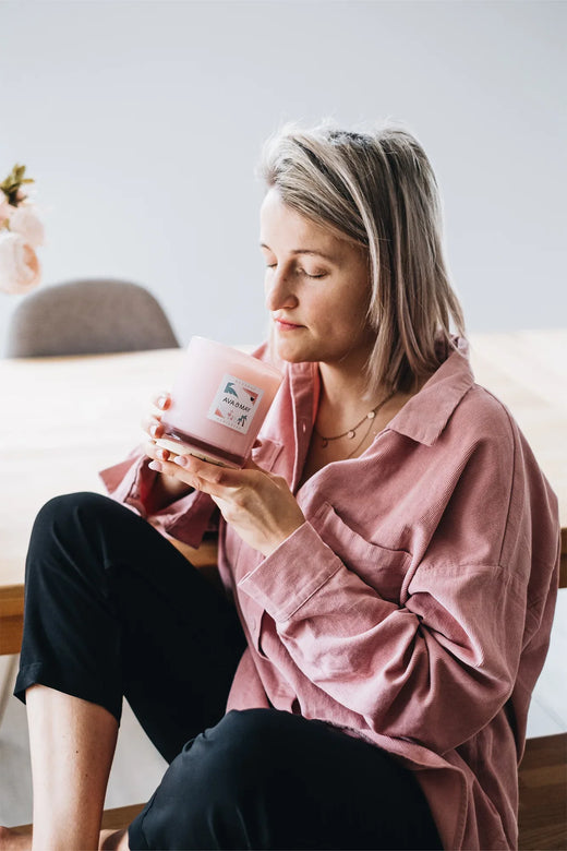 Bahamas große Duftkerze mit exotischer Duftnote in rosa Glas, von AVA & MAY