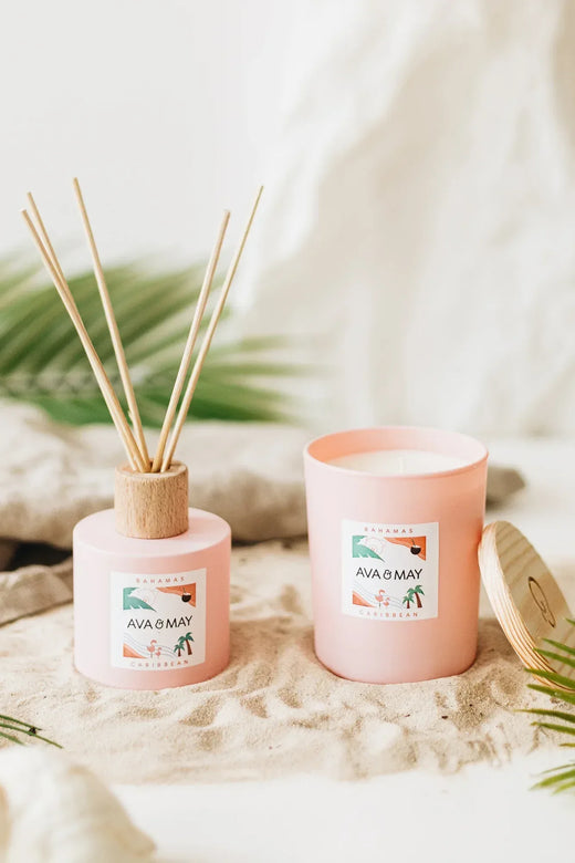Bahamas Home Fragrance Set bestehend aus Duftkerze und Duftstäbchen in rosa Glas, von AVA & MAY