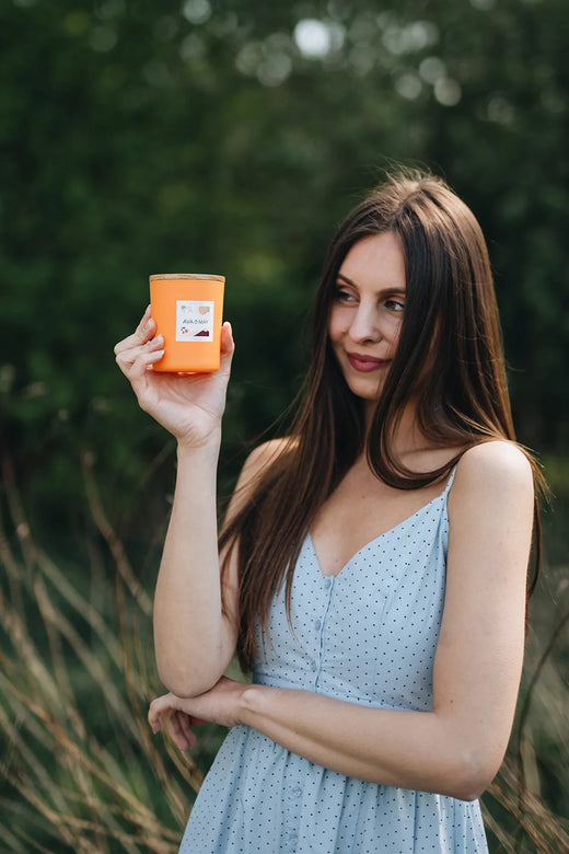 Sizilien Duftkerze mit fruchtig-samtigen Duft in orangenem Glas, von AVA & MAY