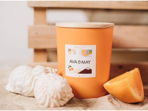 Sizilien Duftkerze mit fruchtig-samtigen Duft in orangenem Glas, von AVA & MAY