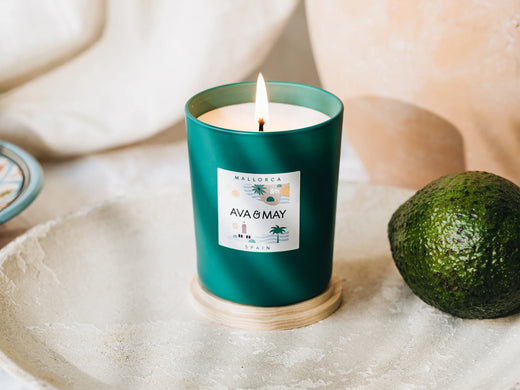 Mallorca Duftkerze mit sommerlicher Duftnote in grünem Glas, von AVA & MAY
