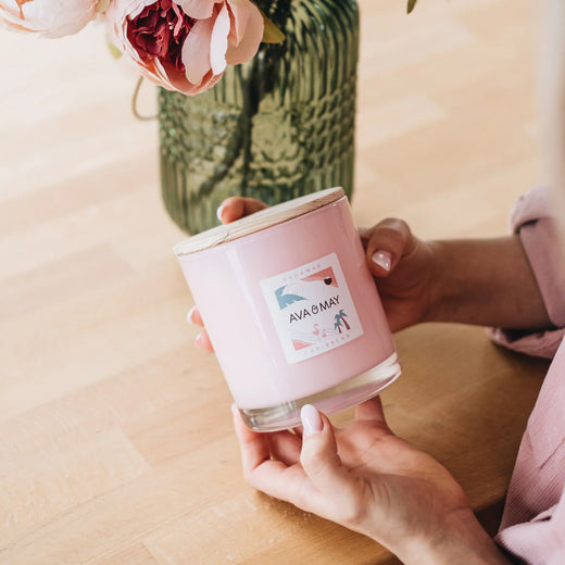Bahamas große Duftkerze mit exotischer Duftnote in rosa Glas, von AVA & MAY