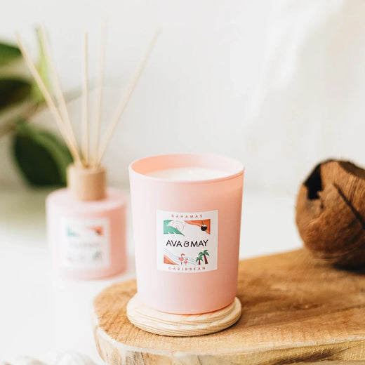 Bahamas Home Fragrance Set bestehend aus Duftkerze und Duftstäbchen in rosa Glas, von AVA & MAY