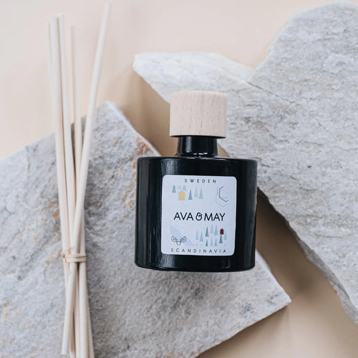 Schweden Duftstäbchen mit einer Duftnote von Moschus in dunklem Glas, von AVA & MAY