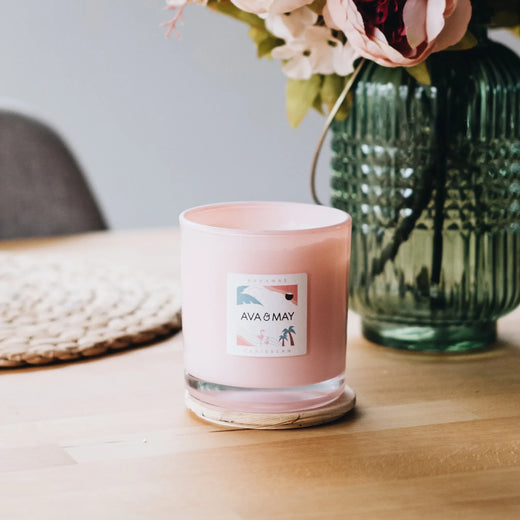 Bahamas große Duftkerze mit exotischer Duftnote in rosa Glas, von AVA & MAY