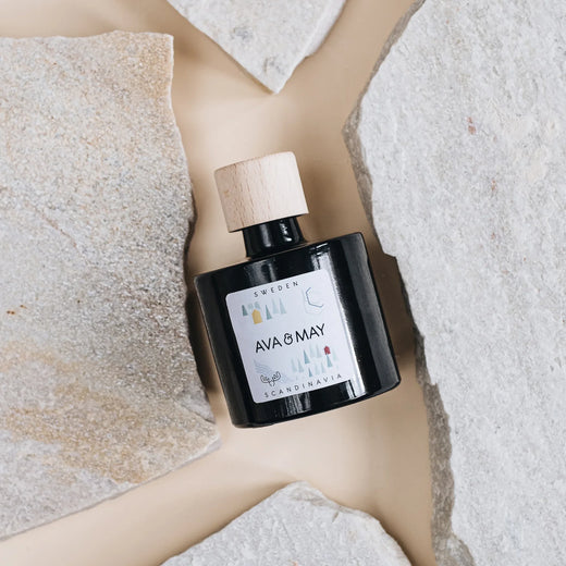 Schweden Duftstäbchen mit einer Duftnote von Moschus in dunklem Glas, von AVA & MAY