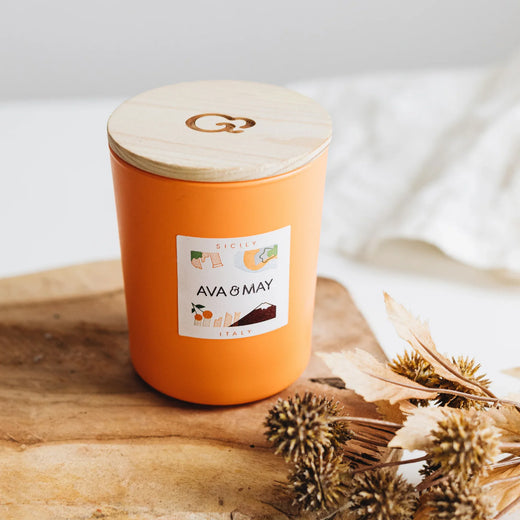 Sizilien Duftkerze mit fruchtig-samtigen Duft in orangenem Glas, von AVA & MAY
