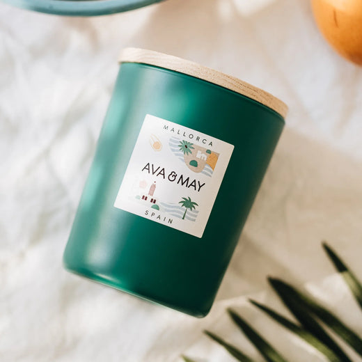 Mallorca Duftkerze mit sommerlicher Duftnote in grünem Glas, von AVA & MAY